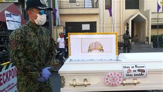 菲律賓警方「抬棺材」要民眾乖乖在家