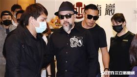 辛龍雙手合十離開龍巖會館 圖／記者林聖凱攝影