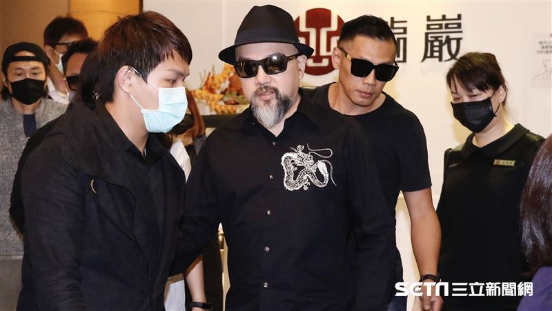 辛龍穿這件道別愛妻　衣服設計藏洋蔥