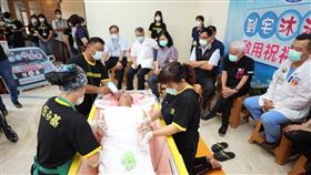 恆基到宅沐浴車啟用　造福屏南偏鄉失能者（2）屏東恆春基督教醫院25日啟用到宅沐浴車，服務屏東南區偏鄉失能的民眾和長輩。在啟用儀式中，由專業團隊示範到宅沐浴。（恆春基督教醫院提供）中央社記者郭芷瑄傳真　109年3月25日