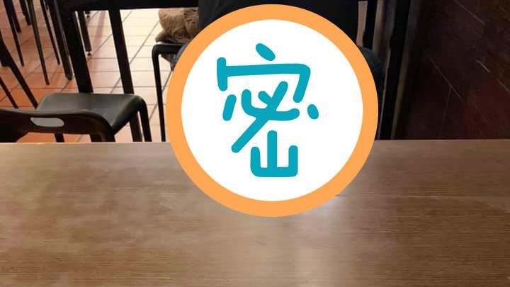 鄰桌客露出深溝…他險窒息：拜託穿好