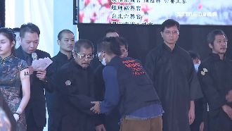 不倒會前會長母公祭　天道盟主現身