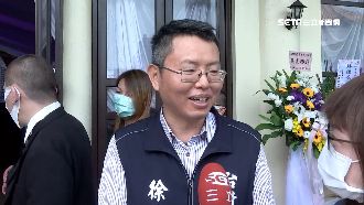 告別式遇鐵霸喬事拍肩　徐立信超尷尬