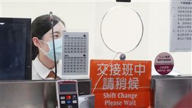 武漢肺炎疫情持續　高鐵超前部署執行防疫班表台灣高鐵25日表示，持續超前部署加強武漢肺炎防疫工作，車站站務人員方面，已全面開始執行固定分組防疫班表，分成固定3組方式輪班，各組之間不得調換班。中央社記者楊淑閔攝　109年3月25日