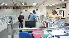 澎湖縣府啟動分組異地辦公（2）武漢肺炎疫情仍未退燒，澎湖縣政府防疫高規格，分組、異地辦公機制25日提前上路，縣長賴峰偉（右）視察實施情形。（澎湖縣政府提供）中央社　109年3月25日