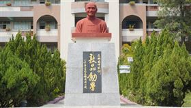 金城國中蔣公銅像若拆　校方：恐影響懷舊情緒金門縣金城鎮金城國中校長許維民表示，校內蔣公銅像題字為校訓「敦品勵學」，不像「民族救星」那麼有政治意味，且若拆除了，恐會影響校友懷舊情緒。中央社記者黃慧敏攝 109年3月25日