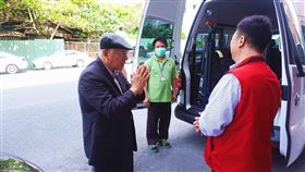 門諾基金會感謝善心團體捐贈長照巴士門諾基金會多輛長照巴士屆齡汰換，25日獲善心團體「感恩會」捐贈一輛長照巴士，基金會董事長陳永興（左）感謝眾人大愛。（門諾基金會提供）中央社記者李先鳳花蓮傳真　109年3月25日