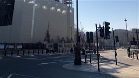 英國國會前廣場 大笨鐘前人煙稀少英國實施禁足令，平時吸引觀光客爭相拍照的大笨鐘前25日人煙稀少。中央社記者戴雅真倫敦攝  109年3月26日