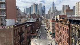 紐約州政府要求民眾待在家 曼哈頓街道冷清為遏阻新型冠狀病毒蔓延，紐約州政府要求非民生必需企業全體員工在家工作，並加強規範民眾外出。圖為美東時間22日曼哈頓下東區街道冷清景象。中央社記者尹俊傑紐約攝  109年3月24日