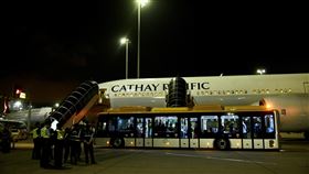 港府再派兩包機  從湖北接回281港人香港當局25日再派出兩班包機到中國大陸湖北省，接回滯留當地的281名港人回港。圖為其中一架包機當晚順利抵港。（中通社提供）中央社  109年3月26日