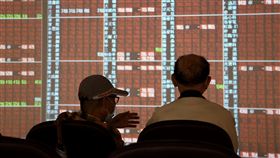 台股收盤漲台北股市25日開高走高，收盤漲359.13點，為9644.75點，漲幅3.87%，成交金額新台幣1829.99億元。中央社記者張皓安攝  109年3月25日