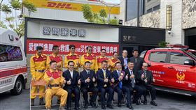 全民抗疫　愛爾麗集團捐贈抗疫物資在內政部長徐國勇（前右4）牽線下，兩岸大型醫美集團愛爾麗25日由公益大使謝祖武（前右3）代表捐贈高頂救護車、災情勘查車、防護衣、護目鏡等抗疫物資給新北市。中央社記者韓婷婷攝　109年3月25日