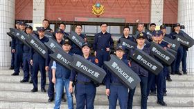 屏東東港警局運用善款添購防暴臂盾屏東東港警分局運用社會善款購買20個防暴臂盾，讓警察在遇到突發事故時，安全能更有保障。（東港警分局提供）中央社記者郭芷瑄傳真　109年3月25日