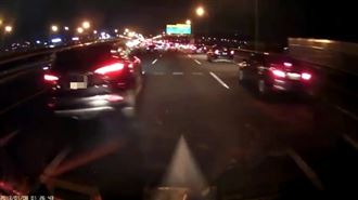 國道滑手機被按喇叭　竟惱羞蛇行飄移