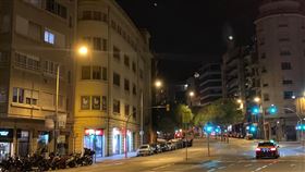 巴塞隆納市區下班期間人車稀少西班牙疫情延燒，巴塞隆納市區街道，在本該熱鬧的下班時間，幾乎空蕩無人。偶爾才見幾名下班或遛狗民眾，行色匆匆。（旅西台僑洪小姐提供）中央社記者曾婷瑄巴黎傳真　109年3月26日