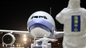 第2批武漢包機抵台（1）中央流行疫情指揮中心11日宣布361名台灣民眾搭乘武漢包機，10日深夜抵達桃園國際機場，已全數送往3個檢疫所進行隔離。（中央流行疫情指揮中心提供）　中央社  109年3月11日