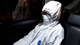 台北市居家檢疫失聯者「陳冊」被抓到了全身包緊緊。（圖／翻攝畫面）