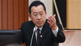 疫情衝擊產業　顧立雄：企業貸款本金可申請展延武漢肺炎疫情衝擊產業，金管會主委顧立雄19日表示，銀行公會已決議「不抽銀根、不在雨天收傘」，企業現在有財務周轉需要，只要提出有繼續經營意願，能夠繳息正常，在民國110年6月30日以前到期有需要展延的貸款本金，就可以展延到110年12月底止。中央社記者謝佳璋攝　109年3月19日