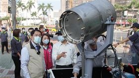 台南市戶外防疫消毒添利器台南市政府26日針對車站等交通場站附近戶外空間加強消毒，市長黃偉哲（前左）前往視察，仔細了解環保局自行設計的砲霧台消毒車。中央社記者楊思瑞攝  109年3月26日