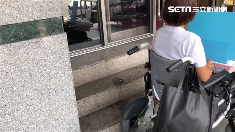 獨／坐輪椅遭關廁　腦麻女：好想放學