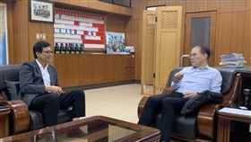 屏檢台電查竊電  4年追償1億多元台灣屏東地方檢察署與台灣電力股份有限公司屏東區營業處長期聯合查緝竊電，4年多追償新台幣1億1439萬元，台電屏東區處長張簡宗瑜（左）26日拜會屏東地檢署檢察長黃謀信（右），雙方決定加強稽查強度。（台電屏東區處提供）中央社記者郭芷瑄傳真  109年3月26日