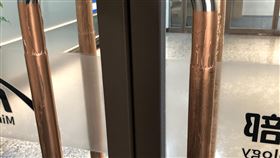 科技部用銅箔包覆大門把手防堵武漢肺炎，病毒在銅製品表面存活時間僅4小時，科技部用銅箔包住門把，並定時消毒。中央社記者蘇思云攝  109年3月26日