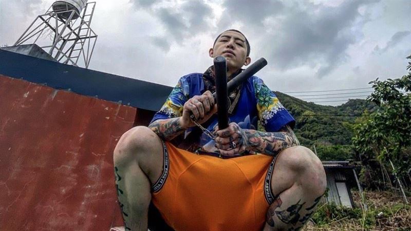 謝和弦又大鬧電視台　遭6名警察帶走