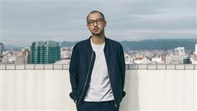 相隔2年！創作歌手賴慈泓首發單曲《市中心》包辦詞曲 宣告回歸歌壇 (新聞提供：混血兒娛樂)
