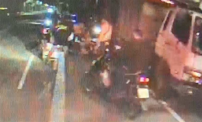 母女騎車撞路邊貨車　小姊妹頭部破裂