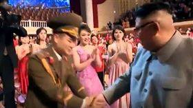 ▲朝鮮北韓最高領導人金正恩轉頭看美女演員兩次。（圖／截自朝鮮中央電視台）