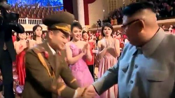 老婆在後面　金正恩偷喵美女演員兩次
