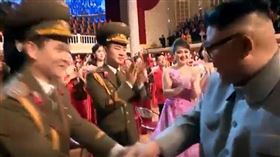▲朝鮮北韓最高領導人金正恩轉頭看美女演員兩次。（圖／截自朝鮮中央電視台）
