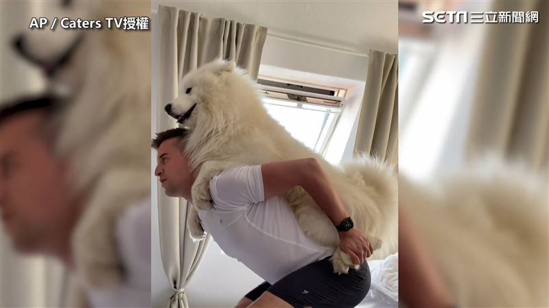 影／笑容不停！　背起萌犬深蹲玩親親