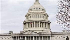 美國聯邦參議院25日深夜參議院以96票贊成、0票反對，通過全國歷來最大規模的2兆美元紓困方案，川普承諾他會馬上簽署。圖為美國國會大廈外觀。（中央社檔案照片）