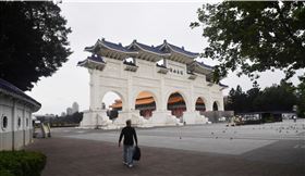 台北市知名景點中正紀念堂及自由廣場受到武漢肺炎疫情影響，遊客量大減，24日廣場上鴿子依舊成群，人影卻是稀疏。中央社記者林俊耀攝　109年3月24日