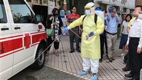 消防人員消毒救護車　加強防疫嘉義縣議員陳文忠26日捐贈24組二氧化氯自動噴霧機給嘉義縣消防局，由消防人員示範救護車及環境消毒作業，加強防疫。（嘉義縣消防局提供）中央社記者蔡智明傳真　109年3月26日