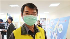 高市女子傳自費住負壓病房  衛生局：有錢也買嘸高雄市王姓女子與男友從英國返回高雄後，由於3採陰性但疑有武漢肺炎症狀，衛生局協助安排入住負壓病房；就媒體報導王女是自費住負壓病房，衛生局簡任技正潘炤穎（前）26日受訪澄清，「防疫資源不是有錢可以買得到」。中央社記者王淑芬攝  109年3月26日