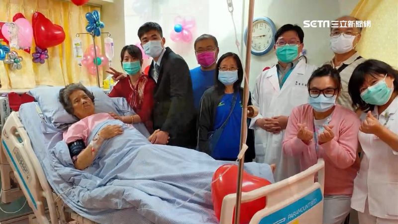 助病重嬤醫院圓夢　新人戴口罩暖奉茶