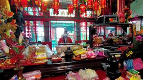 基隆護國城隍廟首度直播法會基隆護國城隍廟26日舉辦祝壽祭典法會，受武漢肺炎疫情影響，廟方首次在臉書直播供信眾線上參拜，道長謝富基也戴上口罩為城隍爺祝壽。中央社記者王朝鈺攝　109年3月26日