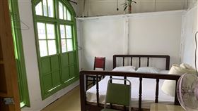 1甲子旅社保留原貌　吸引懷舊愛好者已有1甲子歲月的屏東市「東和大旅社」房間保留60年前的原貌，沒有空調，靠上方氣窗通風，1天新台幣300元的住宿費，吸引懷舊和短期工作者居住。（屏北社區大學提供）中央社記者郭芷瑄傳真　109年3月26日