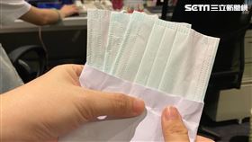 口罩2.0超商領超順！他一取驚見「小缺點」：包裝不一樣（圖／實際拍攝示意圖）