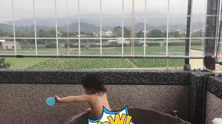 他曬阿公超狂風呂　洗澡邊看田園風光