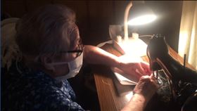 縫口罩,帕金森氏症,手抖,剪刀,武漢肺炎(翻攝自 Cristina Gonzalez AlfaroCristina Gonzalez Alfaro 臉書)