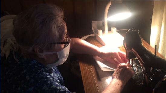 88歲嬤手抖縫口罩送前線　萬人心疼