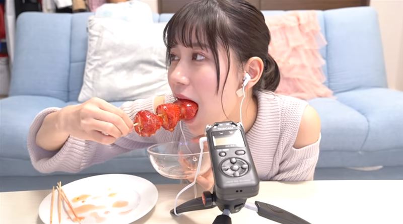 日正妹實作糖葫蘆　超萌吃法融化網