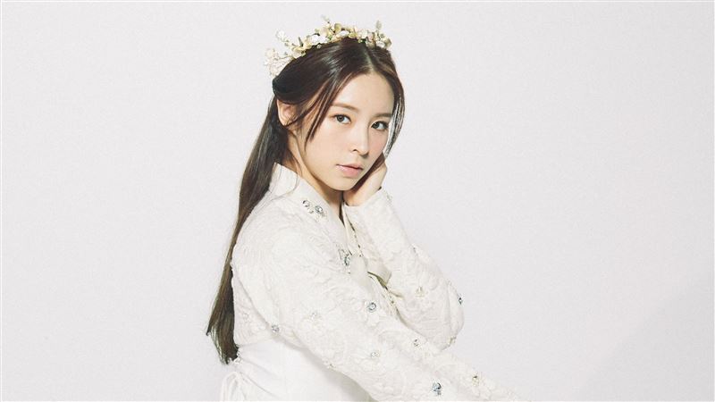 追《迫降》太興奮…女偶像床上狂踢腿