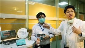 科技部選出台灣10家最酷科技新創科技部今年第3度選出「台灣10家最酷科技新創」，其中以醫療器材為主的「聿信醫療」，團隊藉由輕巧僅10多克的聽診器，可幫醫生遠端偵測肺炎病患的呼吸聲，提升早期徵狀診斷率，又能避免醫療人員被感染，目前已與亞東醫院合作進行肺部偵測臨床試驗。中央社記者郭日曉攝　109年3月26日