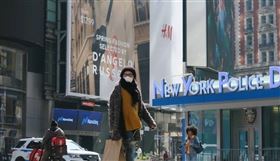 不滿中國在武漢肺炎疫情爆發後隱匿疫情，多位美國國會議員提案譴責，並尋求損失賠償。圖為時報廣場戴口罩防疫的民眾。中央社記者尹俊傑紐約攝 109年3月25日