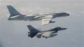 中共轟6等型軍機2月10日上午再次執行遠海長航訓練，期間曾短暫逾越海峽中線，經國軍空中偵巡戰機適切應對攔截並實施廣播驅離後，隨即飛返海峽中線以西空域。圖為國軍F-16戰機掛載實彈監控共軍轟6。（國防部提供）中央社記者陳韻聿傳真 109年2月10日