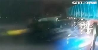 撞擊瞬間曝光　小貨車「直衝」砂石車